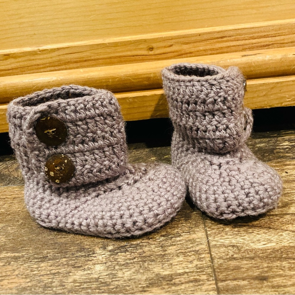 Hand knit unisex gray baby bootie/slippers 12-18months